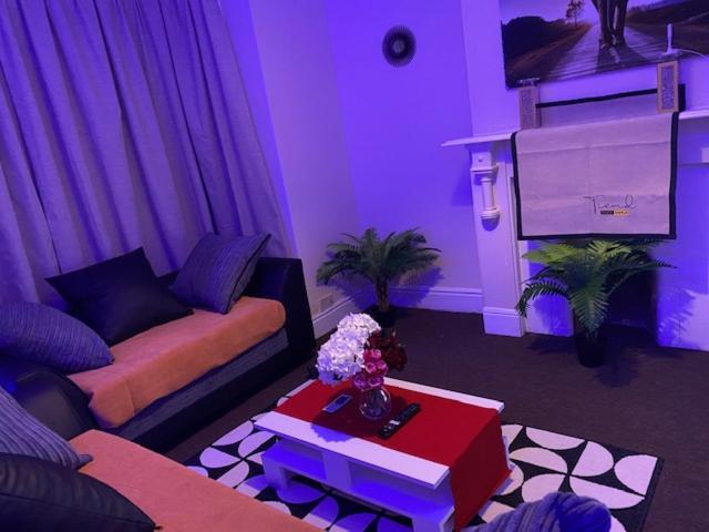 Berks Luxury Serviced Apartments,5 Bedrooms, 5 Double Beds, 2 Bathrooms, Free Super Fast Wifi & Parking Earley Exteriér fotografie